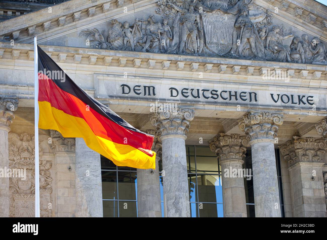 Iscrizione presso l'edificio del Reichstag di Berlino "Dem Deutschen Volke", bandiera tedesca, Germania, Berlino Foto Stock