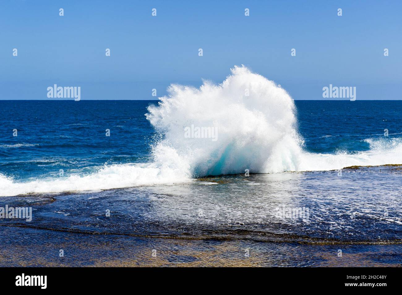 Linea delle onde vicino a Carnarvon, Australia, Australia Occidentale Foto Stock