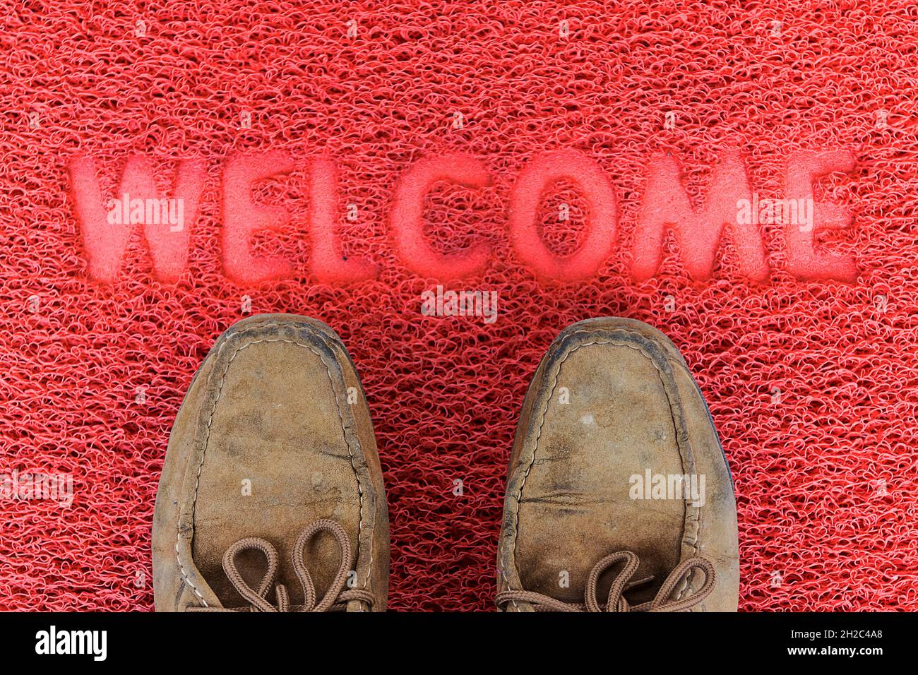 Benvenuti porta capet con piedi ware su di esso. Foto Stock