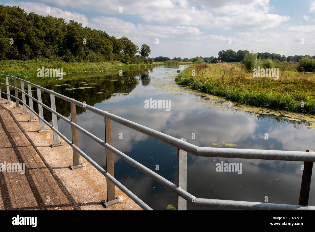 Il bel fiume che scorre chiamato 'il Berkel' nel paesaggio di Achterhoek, preso ad un blocco nella provincia di Gelderland Foto Stock