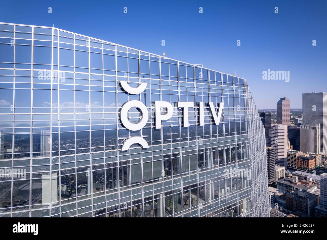 DENVER, STATI UNITI - Sep 25, 2021: Il logo OPTIV su un grattacielo a Denver, Stati Uniti Foto Stock