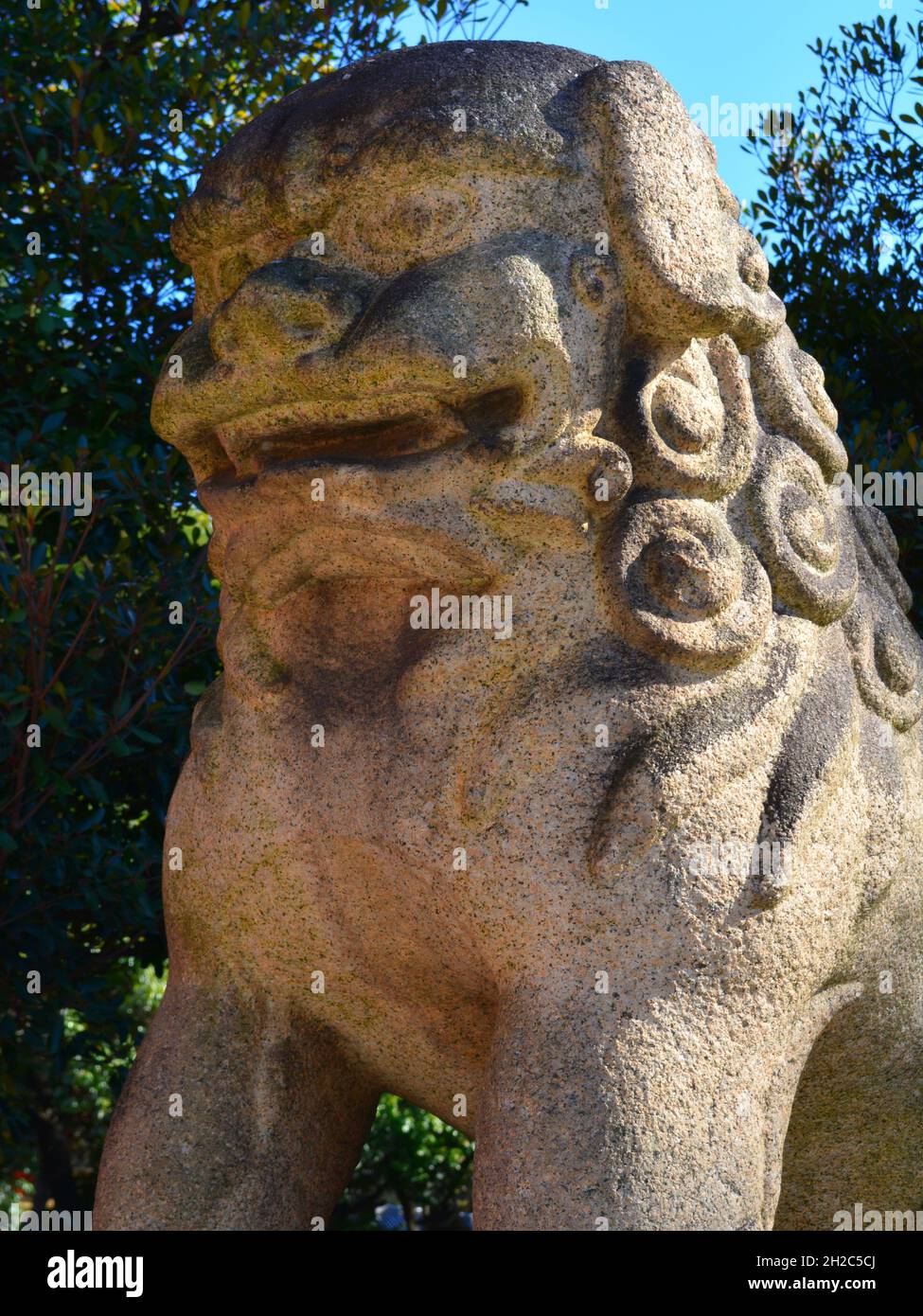Colpo verticale di statue antiche del tempio in Giappone Foto Stock