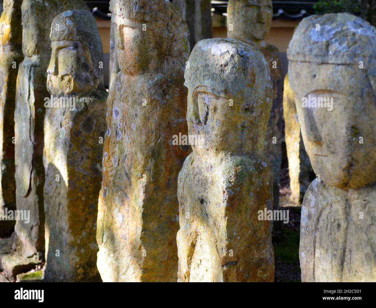 Primo piano di statue antiche del tempio in Giappone Foto Stock