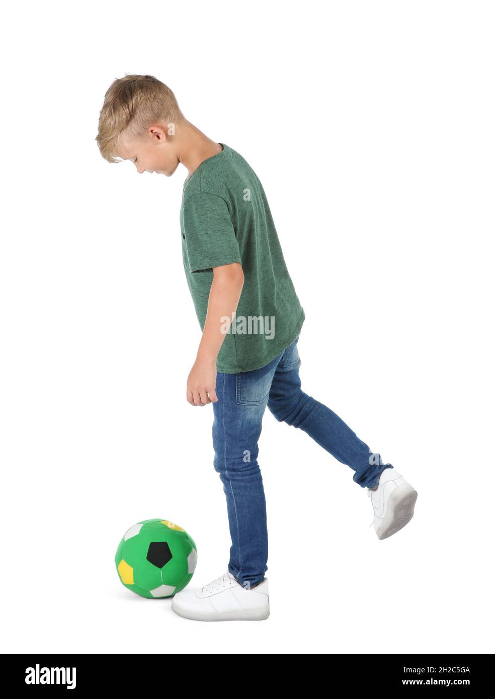 Piccolo bambino che gioca con la palla di calcio su sfondo bianco.  Intrattenimento al coperto Foto stock - Alamy