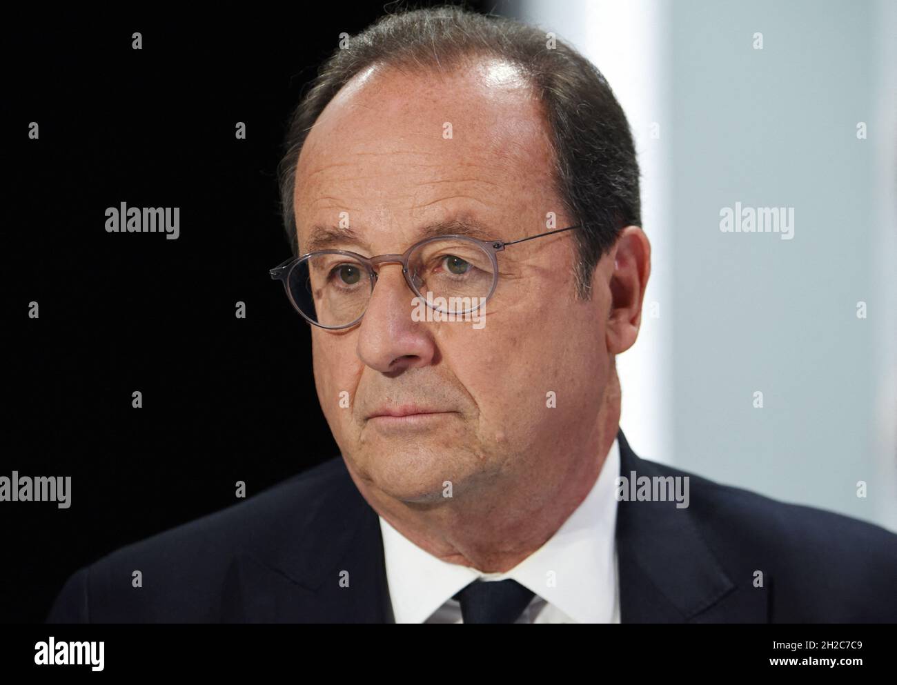 Parigi, Franc, ottobre 21, l'ex presidente Francois Hollande è intervistato da Jean-Jacques Bourdin su RMC/BFMTV a Parigi, Francia il 21 ottobre 2021 Foto di Alain Apoydin/ABACAPRESS.COM Foto Stock