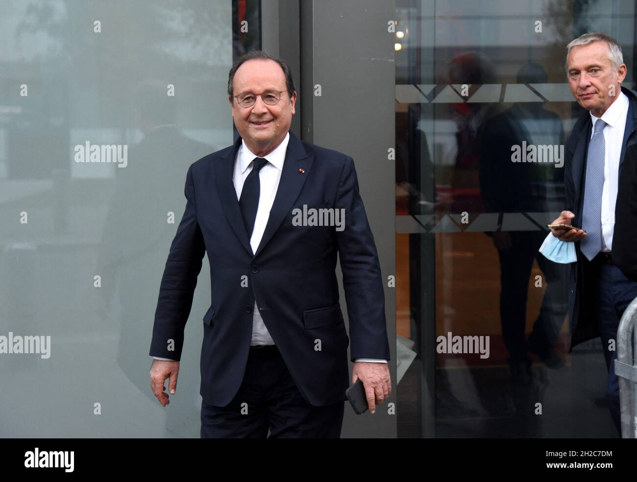 Parigi, Franc, ottobre 21, l'ex presidente Francois Hollande è intervistato da Jean-Jacques Bourdin su RMC/BFMTV a Parigi, Francia il 21 ottobre 2021 Foto di Alain Apoydin/ABACAPRESS.COM Foto Stock