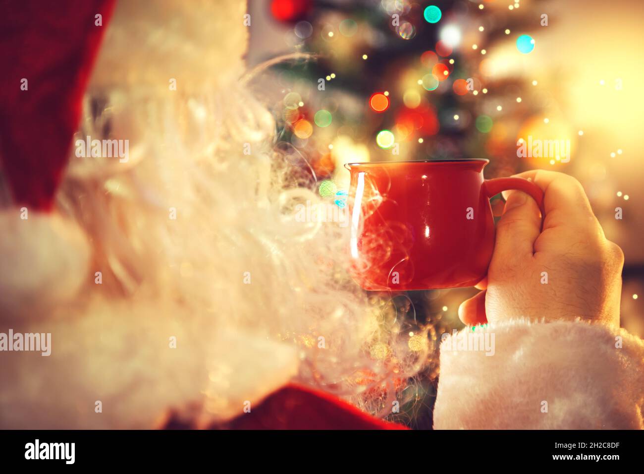 L'autentico Babbo Natale è bere cioccolata calda. Interni in casa, decorazioni natalizie. Capodanno e Natale. Foto Stock