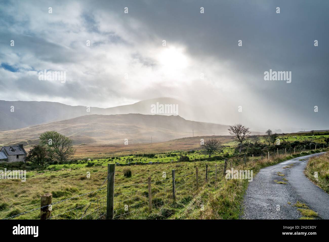 Pioggia che entra nelle Bluestack Mountains tra Glenties e Ballybofey nella contea di Donegal - Irlanda. Foto Stock