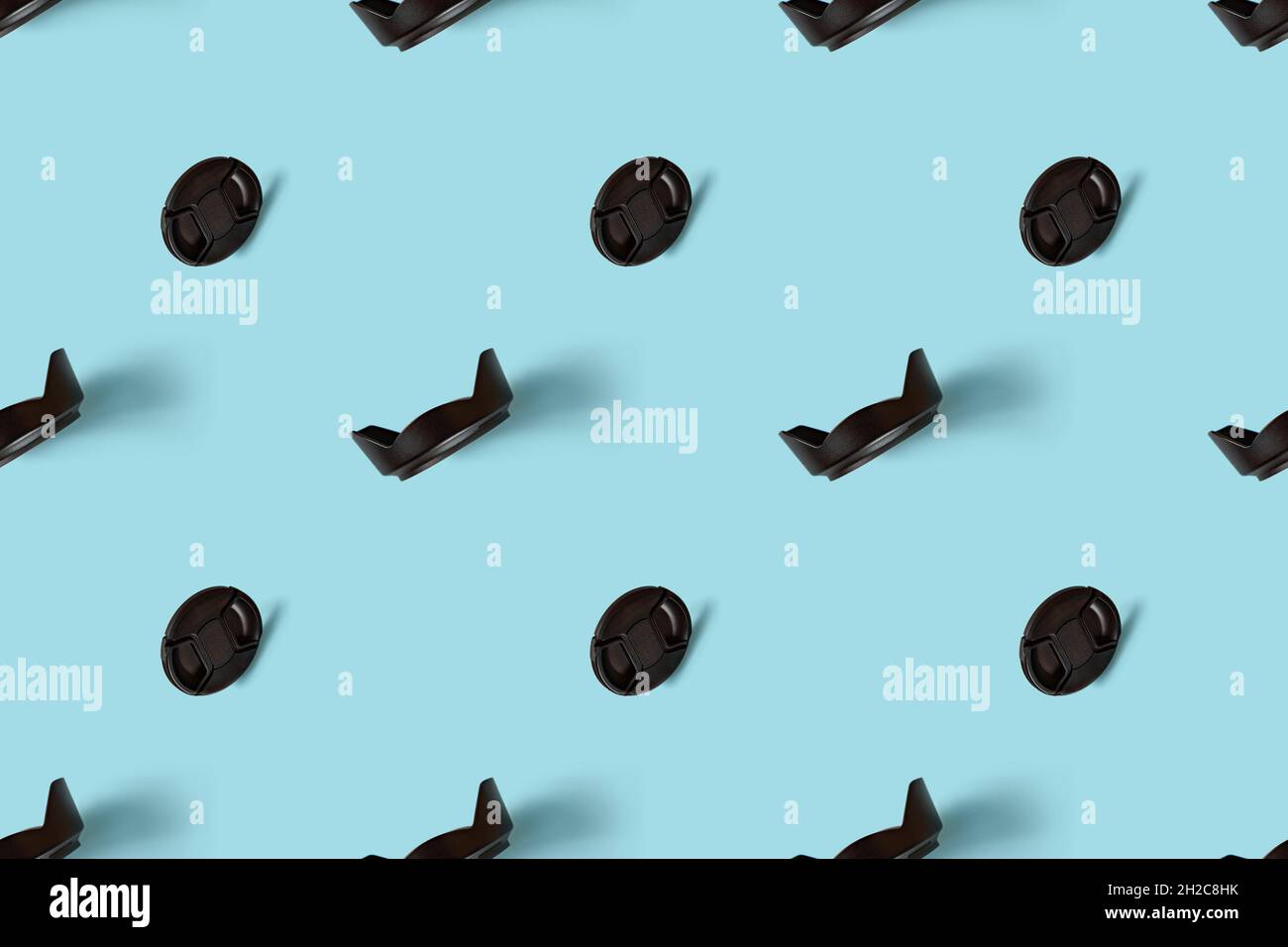 Un modello di accessori fotografici - copriobiettivo e copriobiettivo. Foto Stock