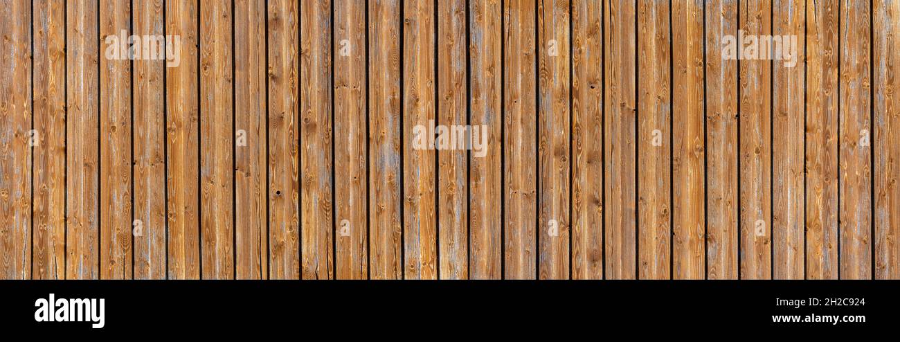 Parete di legno marrone con spazi scuri tra le tavole verticali Foto Stock Parete di legno marrone con spazi scuri tra le tavole verticali Foto Stock
