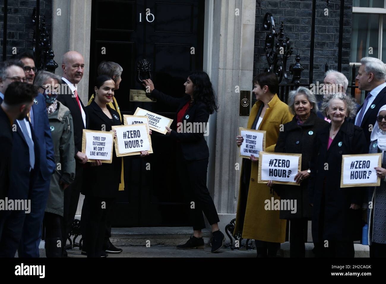 Londra, Inghilterra, Regno Unito. 21 ottobre 2021. Gli attivisti ambientali della Zero Hour e i deputati britannici hanno presentato una petizione a 10 Downing Street, chiedendo al primo Ministro di prendere "Three Cop Outcomes We Can't Live Without” alla conferenza sul clima Cop26 di Glasgow. (Credit Image: © Tayfun Salci/ZUMA Press Wire) Foto Stock