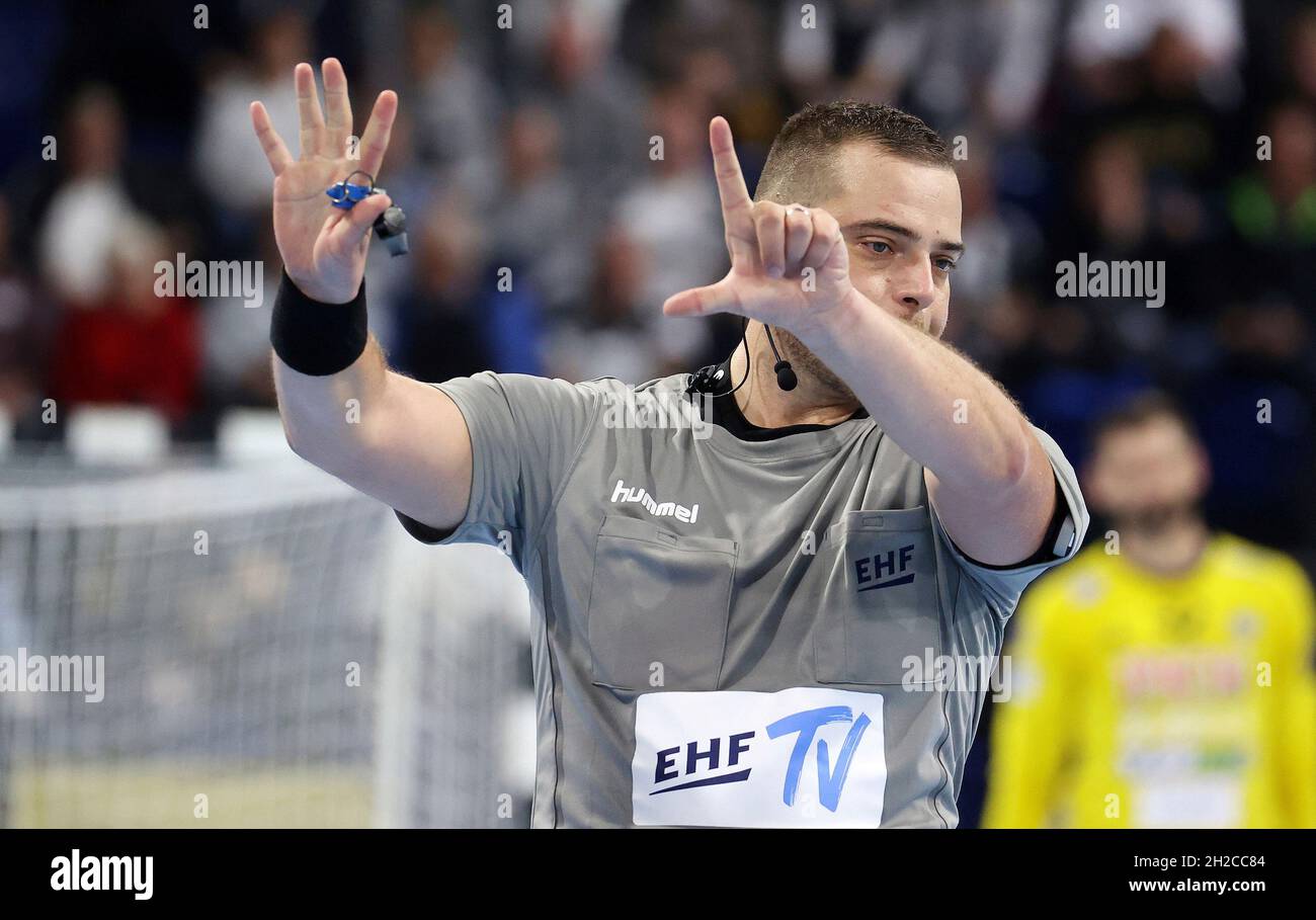 Kiel, Germania. 20th Oct, 2021. Primo: 20.10.2021 Handball Champions League:  THW Kiel - Pick Szeged 32:32 GESTO, ARBITRO, GENERALE, credito: dpa/Alamy  Live News Foto stock - Alamy