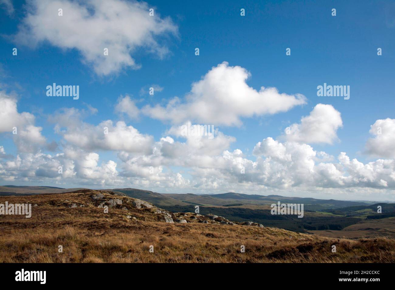 Nuvola che passa sopra la cima delle cliniche di Dromore e la grande acqua della valle della flotta vicino al Gatehouse of Fleet Dumfries e Galloway Scozia Foto Stock