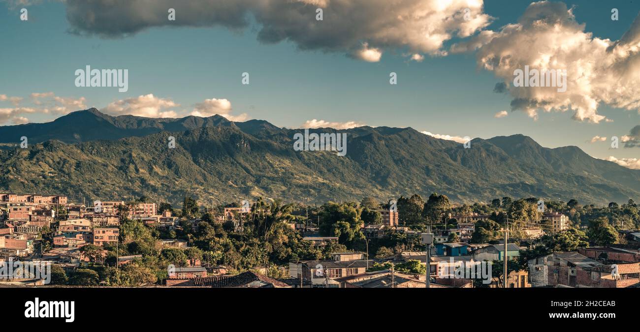 La cresta di montagna a est della città di Armenia, Quindio, Colombia Foto Stock