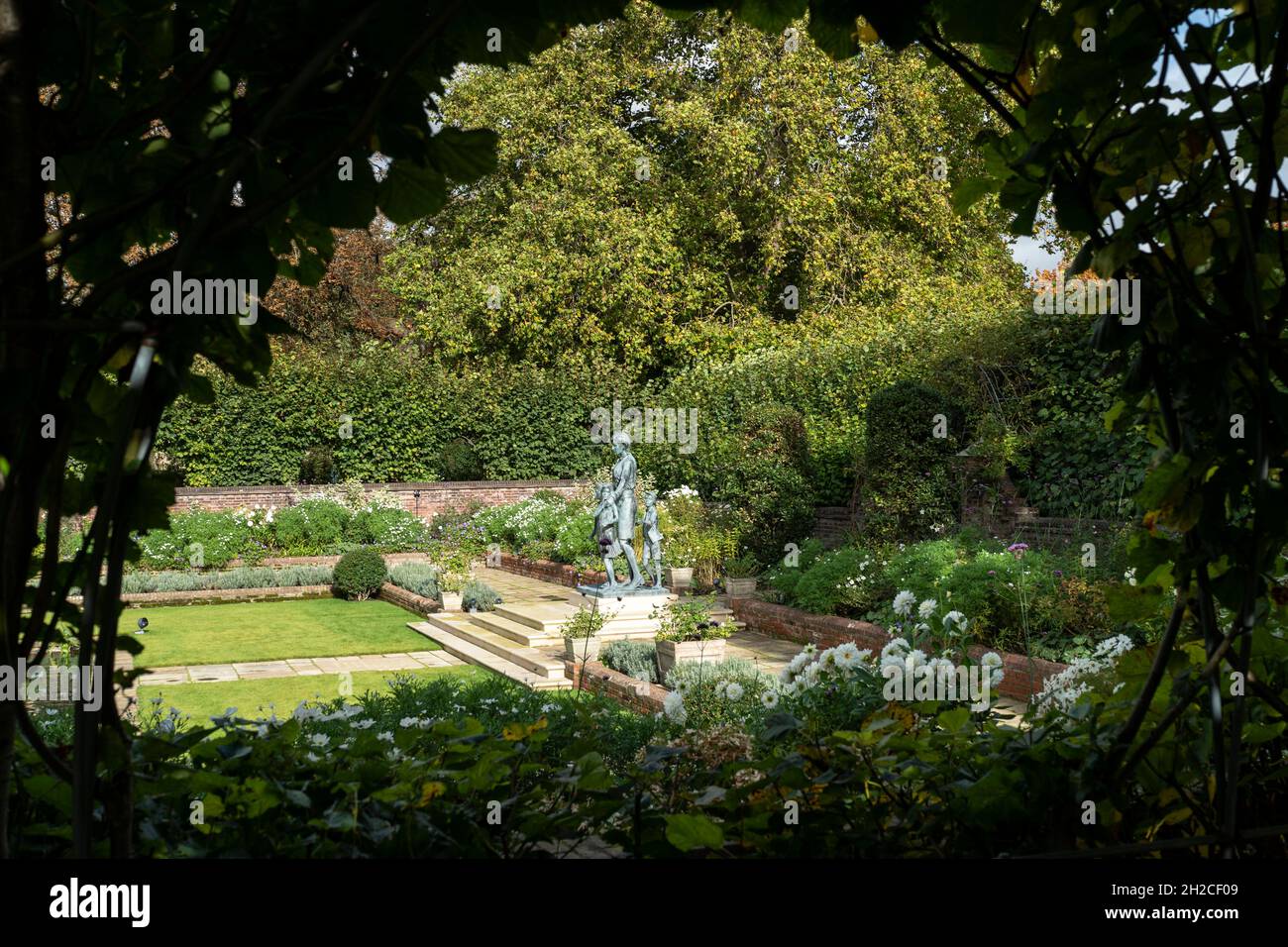 LONDRA: Il Princess Diana Memorial Garden a Kensington Palace a Londra. La statua è della Principessa Diana con un gruppo di bambini Foto: David Levenson/Alamy Foto Stock