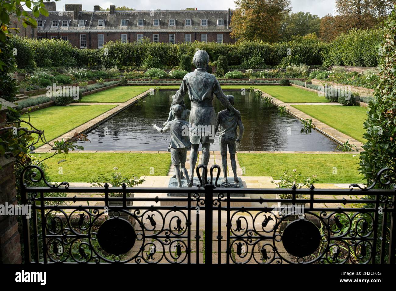 LONDRA: Il Princess Diana Memorial Garden a Kensington Palace a Londra. La statua è della Principessa Diana con un gruppo di bambini Foto: David Levenson/Alamy Foto Stock