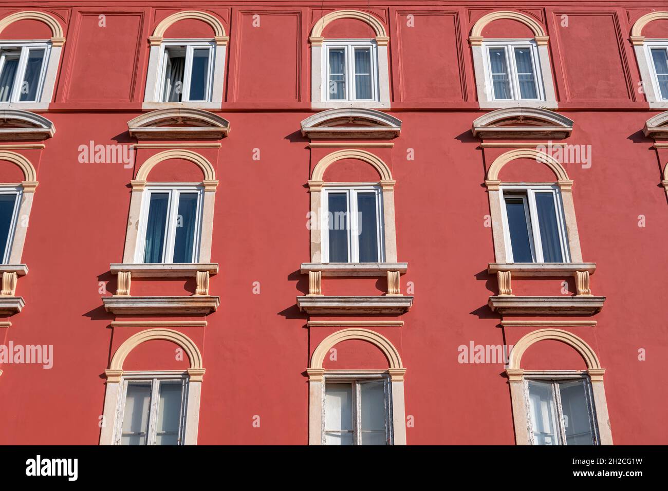 Parte di un edificio a più piani in rosso. Foto Stock
