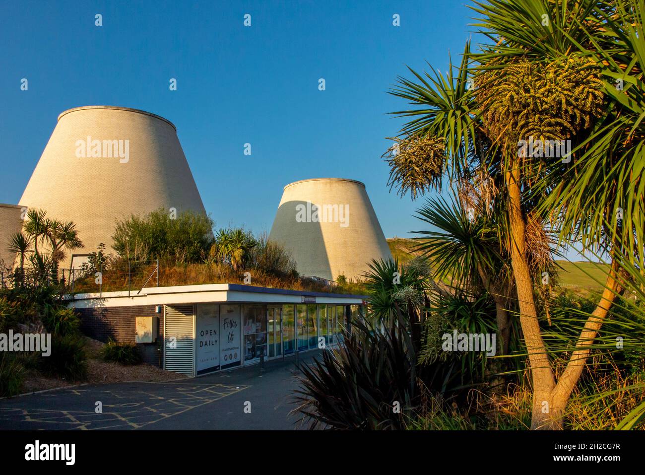 The Landmark Theatre in Ilfracombe North Devon England UK progettato da Tim Ronalds Architects e costruito nel 1997 con coni in mattoni realizzati in argilla tedesca. Foto Stock