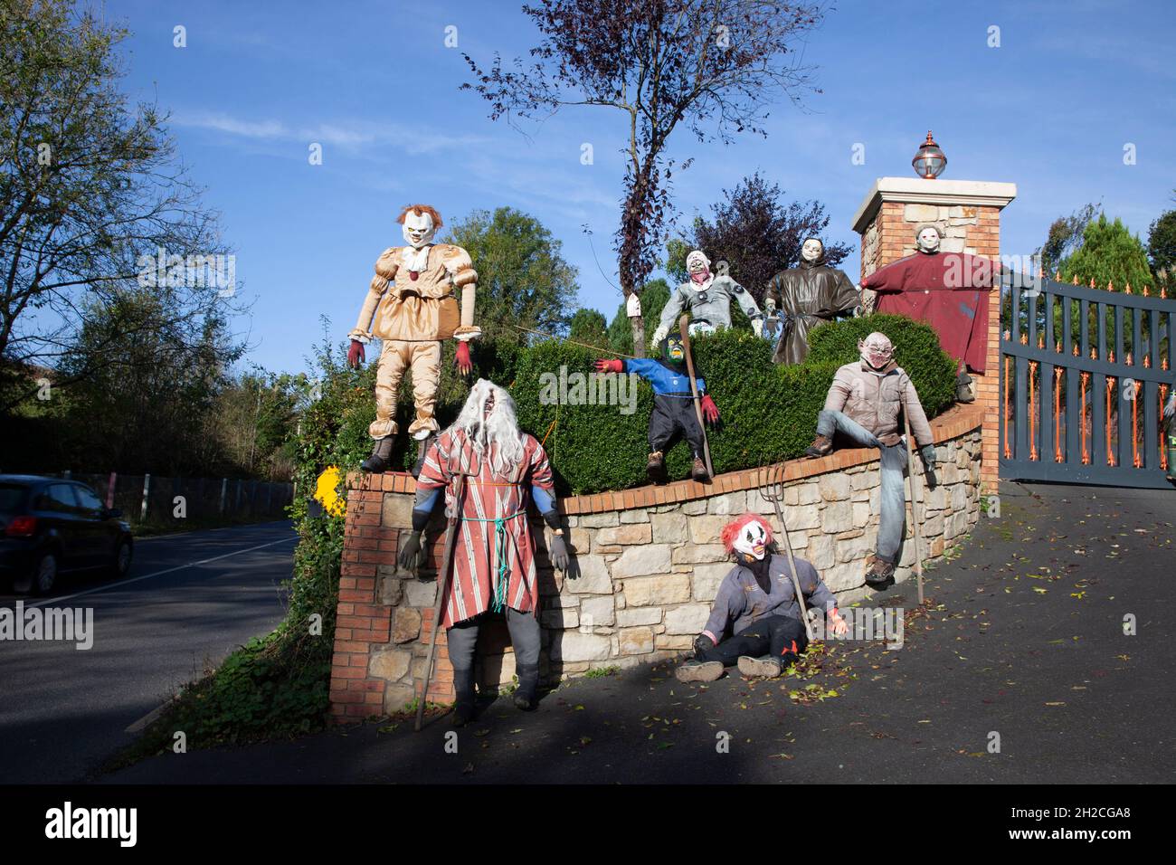 Mostra del vialetto di manichini spaventosi di Halloween sulla Shercock Road, Co. Monaghan Foto Stock