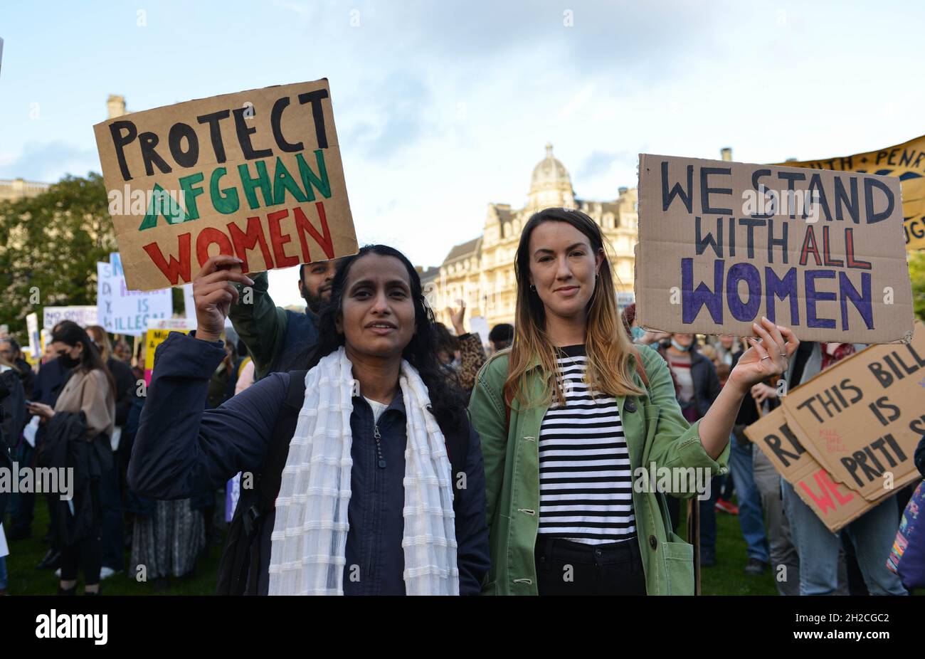 I manifestanti tengono le etichette durante la dimostrazione. I manifestanti si sono riuniti in Piazza del Parlamento a sostegno dei rifugiati. Foto Stock