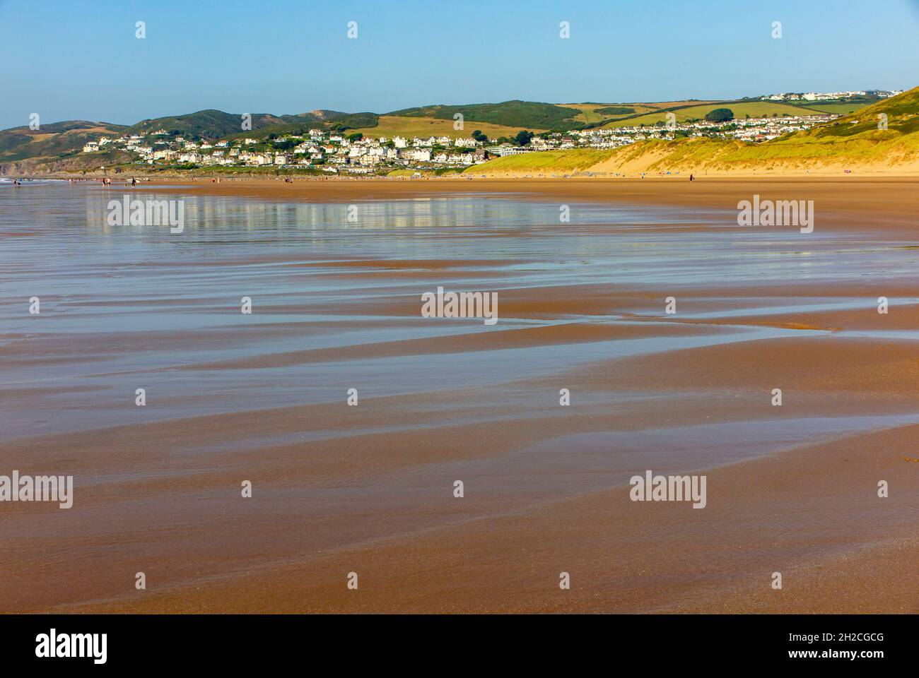 La spiaggia di sabbia a Woolacombe sulla costa nord del Devon Inghilterra Regno Unito vicino al South West Coast Path popolare tra i surfisti. Foto Stock