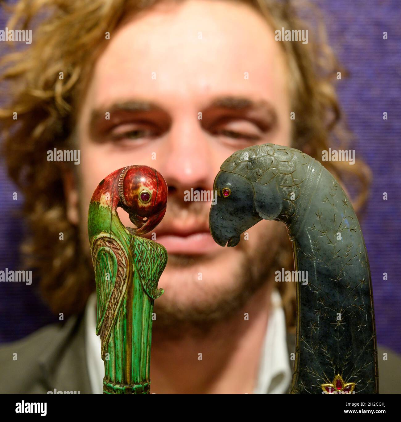 Bonhams, Londra, Regno Unito. 21 ottobre 2021. La vendita di arte islamica e indiana si terrà a Londra il 25 ottobre 2021. Bonhams, Londra, Regno Unito. 21 ottobre 2021. La vendita di arte islamica e indiana si terrà a Londra il 25 ottobre 2021. Immagine: (A sinistra) Un Mughal dipinto con testa di pappagallo (kard), India del Nord, 18 ° secolo. Stima: £3,000-4,000; (a destra) Un dagger della testa di pecora di Mughal jade (khanjar), India del Nord, diciottesimo/diciannovesimo secolo. Stima: £35,000-45,000. Credit: Malcolm Park/Alamy Live News. Foto Stock