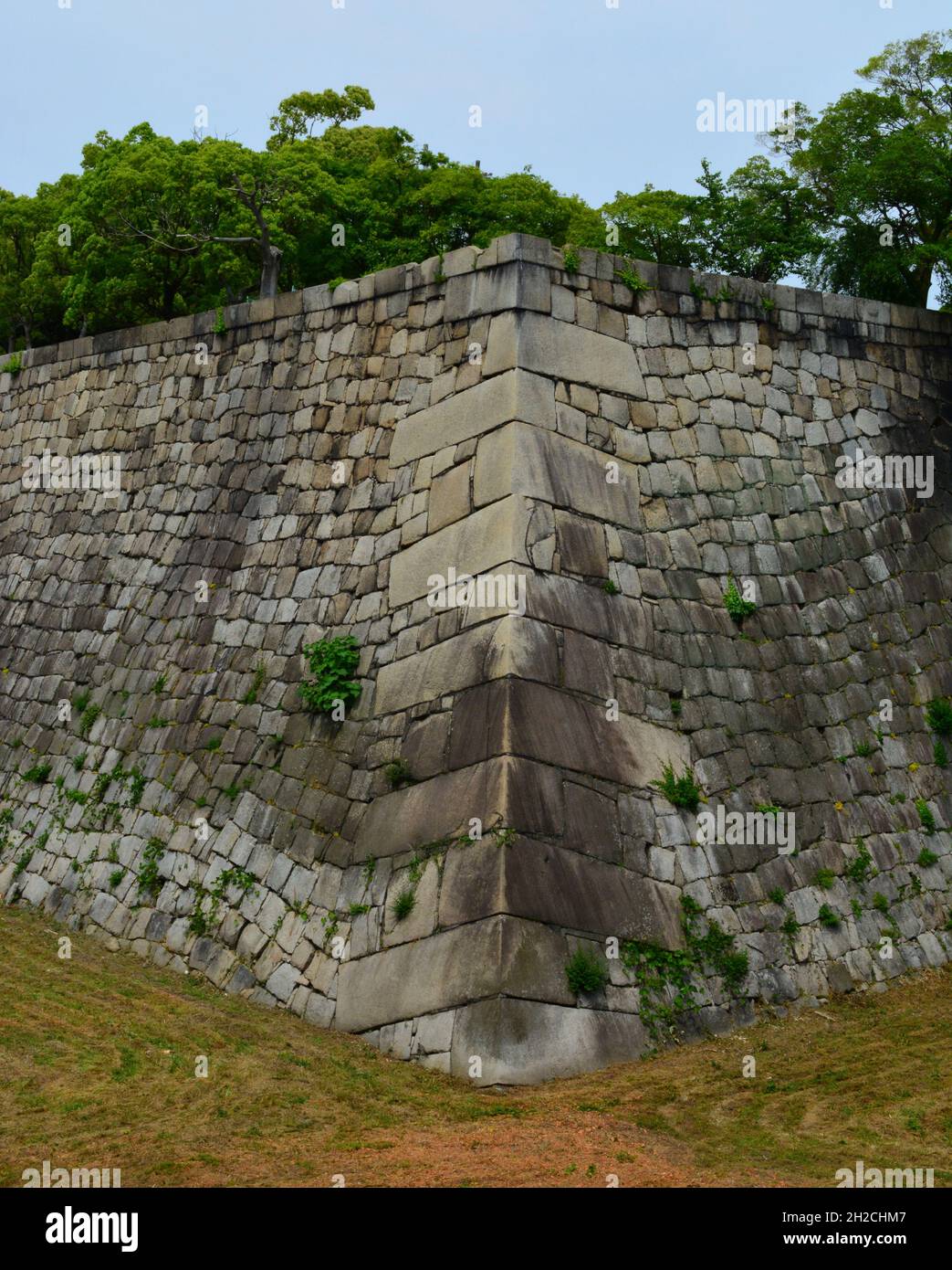 Colpo verticale di un vecchio muro difensivo giapponese e di una borsa tote Foto Stock