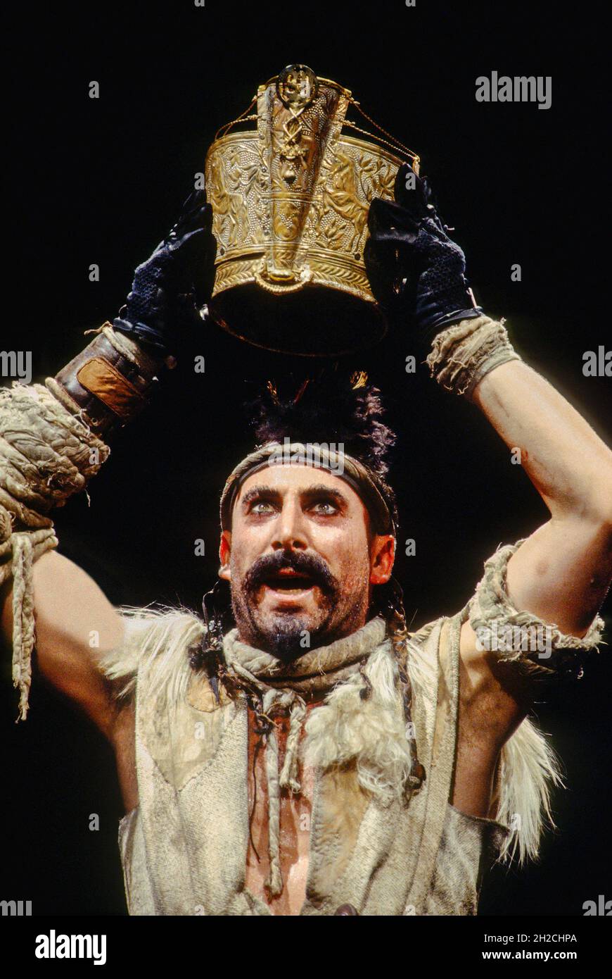 Antony Sher (Tamburlaine) in TAMBURLAINE IL GRANDE di Christopher Marlowe alla Royal Shakespeare Company (RSC), Barbican Theatre, London EC2 12/10/1993 design: Johan Engels illuminazione: Wayne Dowdeswell movimento: Benvenuto Msomi combattimenti: Johnny Hutch regista: Terry Hands Foto Stock
