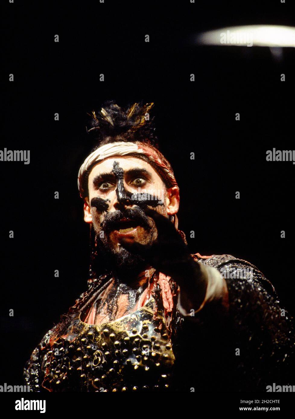 Antony Sher (Tamburlaine) in TAMBURLAINE IL GRANDE di Christopher Marlowe alla Royal Shakespeare Company (RSC), Barbican Theatre, London EC2 12/10/1993 design: Johan Engels illuminazione: Wayne Dowdeswell movimento: Benvenuto Msomi combattimenti: Johnny Hutch regista: Terry Hands Foto Stock