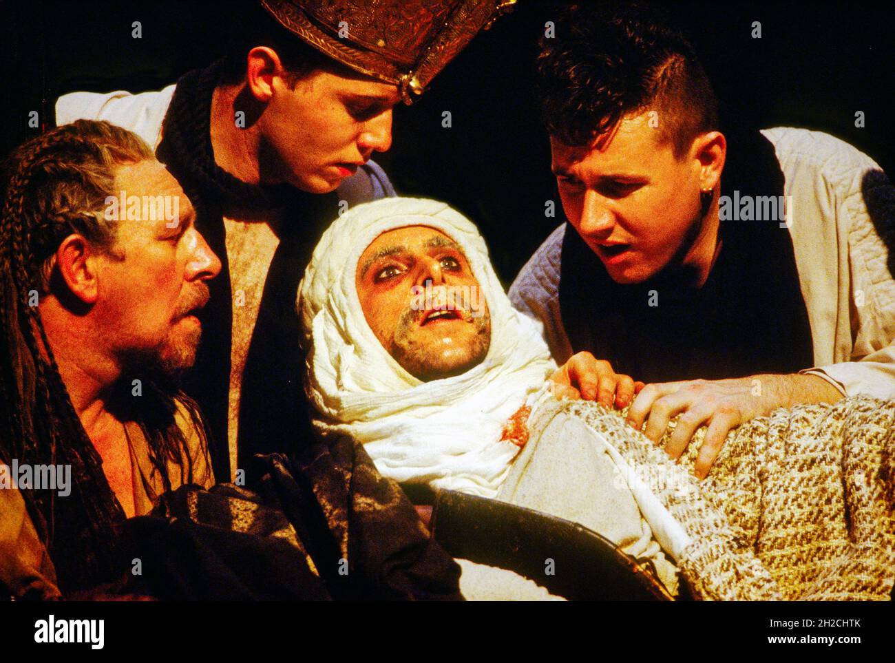 Tamburlaine sta morendo: Antony Sher (Tamburlaine) in TamburLAINE IL GRANDE di Christopher Marlowe alla Royal Shakespeare Company (RSC), Barbican Theatre, Londra EC2 12/10/1993 design: Johan Engels illuminazione: Wayne Dowdeswell movimento: Welcome Msomi Figures: Johnny Hutch regista: Terry Hands Foto Stock