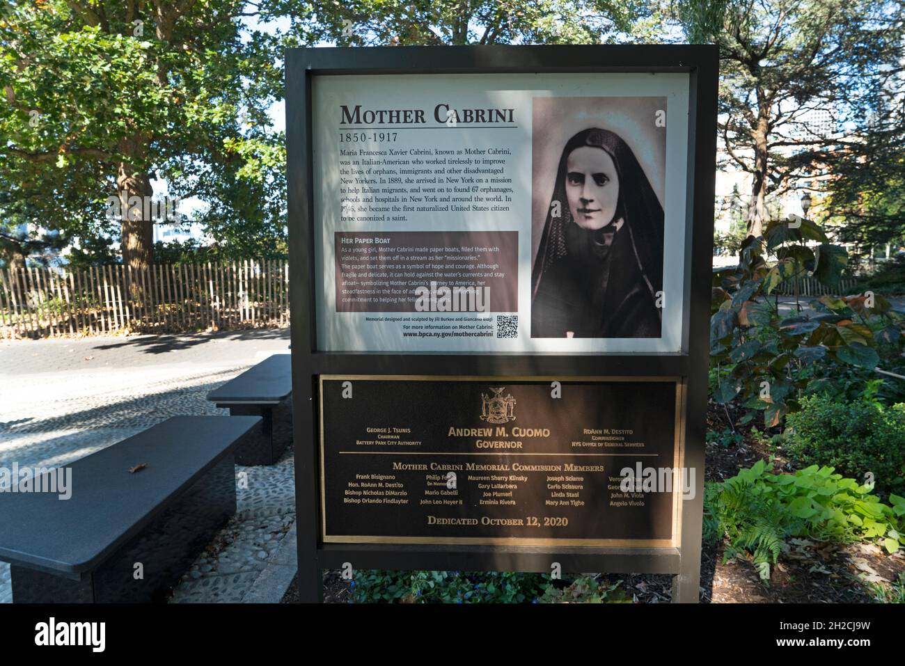Un monumento a Maria Francesca Cabrini, conosciuta come Madre Cabrini, fu eretto nei pressi del Museo del Patrimonio Ebraico a Battery Park City. Foto Stock