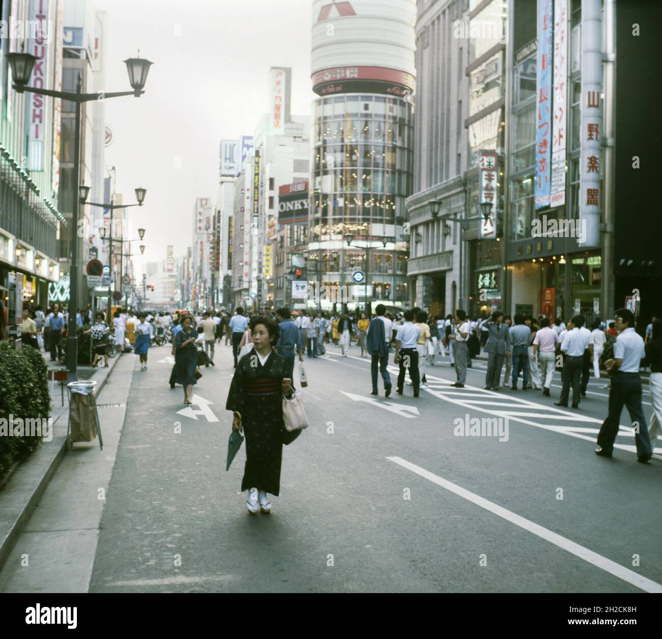 Donna in abiti tradizionali cammina lungo la strada. Tokyo, Giappone, settembre 1978 Foto Stock