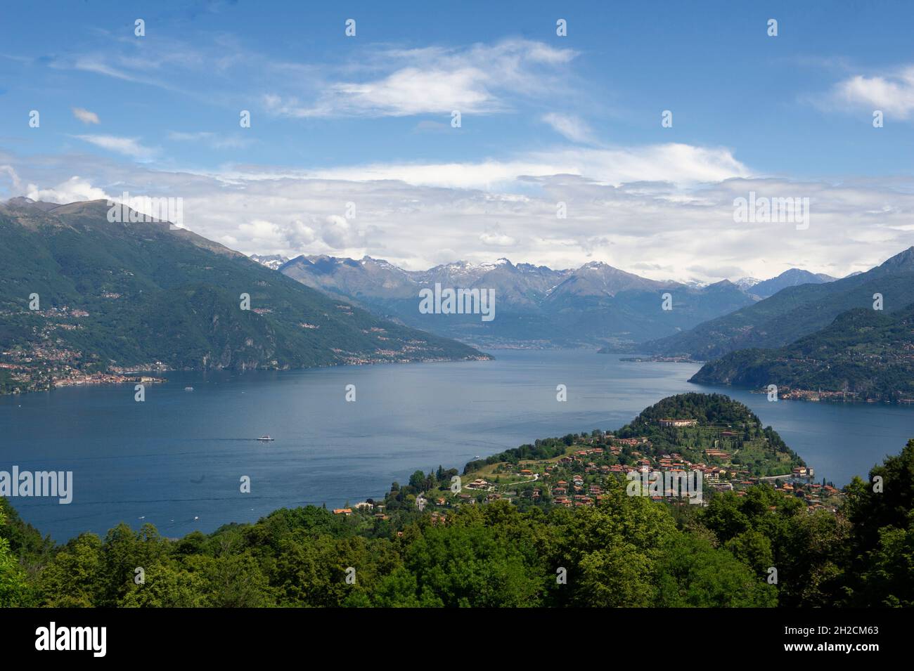 Lago di Como Lombardia, Italia ,. Il ramo Como a sinistra e il ramo Lecco a destra, sul promontorio la città di Bellagio. Foto Stock