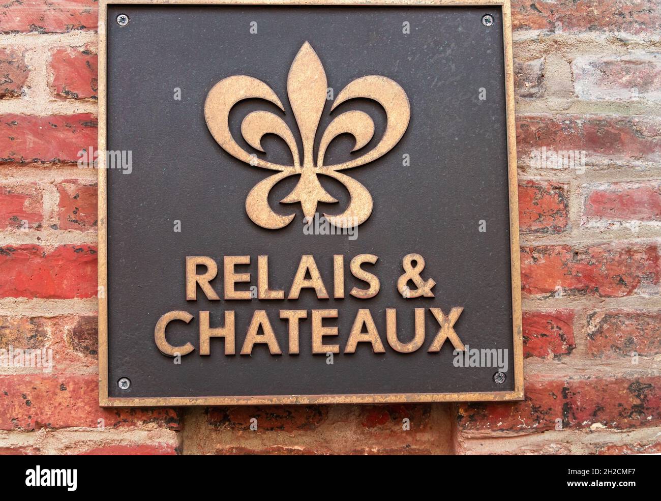 Honfleur, Francia - 4 agosto 2021: Relais and Châteaux è un'associazione di hotel e ristoranti di lusso a gestione individuale. Foto Stock