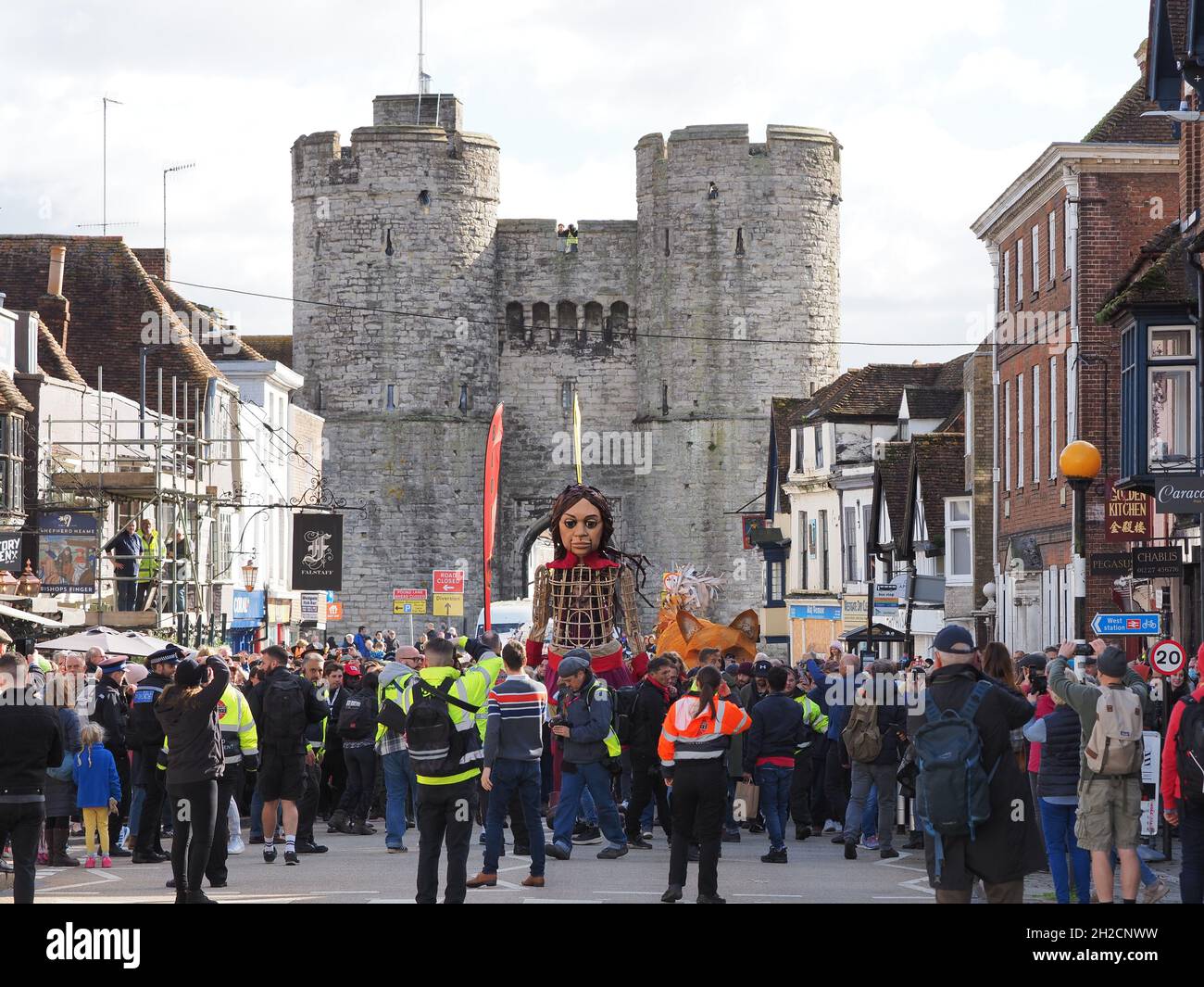 Canterbury, Kent, Regno Unito. 21 ottobre 2021. Foto del marionello dei rifugiati Little Amal che si trova a piedi dalla cattedrale di Canterbury all'Università del Kent questo pomeriggio, come parte di un progetto d'arte più grande in Europa, a piedi verso grandi folle. A Little Amal si unì un cucciolo di volpe creato dagli studenti della University of Kent delle Westgate Towers. Credit: James Bell/Alamy Live News Foto Stock