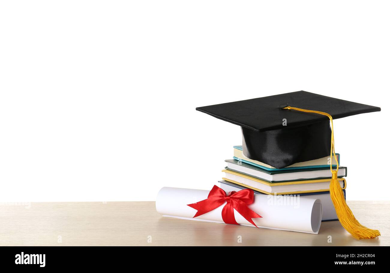 Cappello di laurea con libri e diploma su tavola su sfondo bianco Foto  stock - Alamy