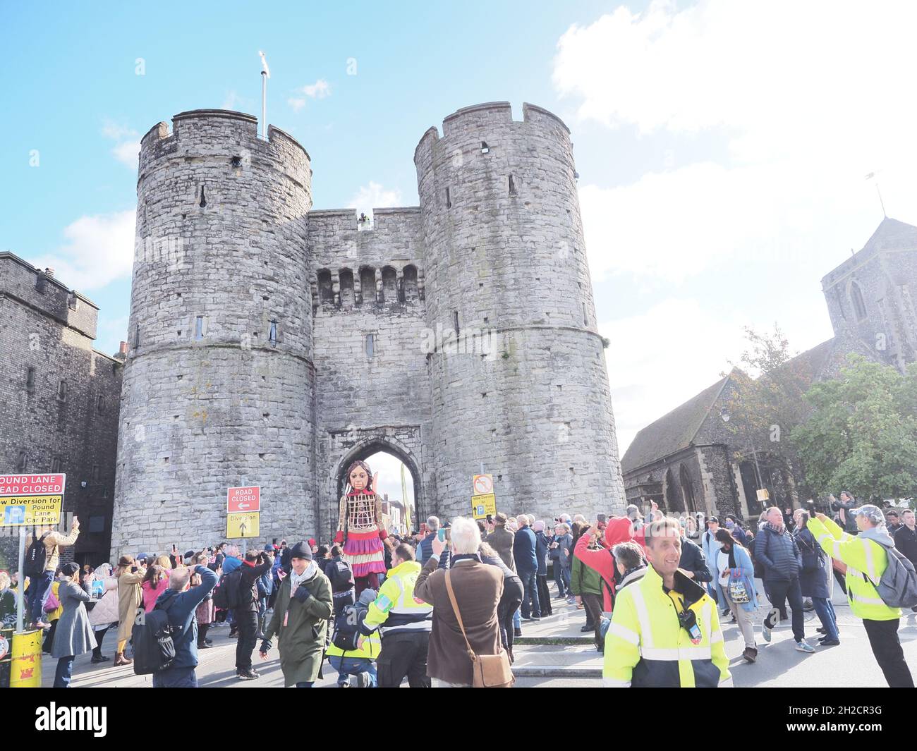 Canterbury, Kent, Regno Unito. 21 ottobre 2021. Foto del marionello dei rifugiati Little Amal che si trova a piedi dalla cattedrale di Canterbury all'Università del Kent questo pomeriggio, come parte di un progetto d'arte più grande in Europa, a piedi verso grandi folle. A Little Amal si unì un cucciolo di volpe creato dagli studenti della University of Kent delle Westgate Towers. Credit: James Bell/Alamy Live News Foto Stock