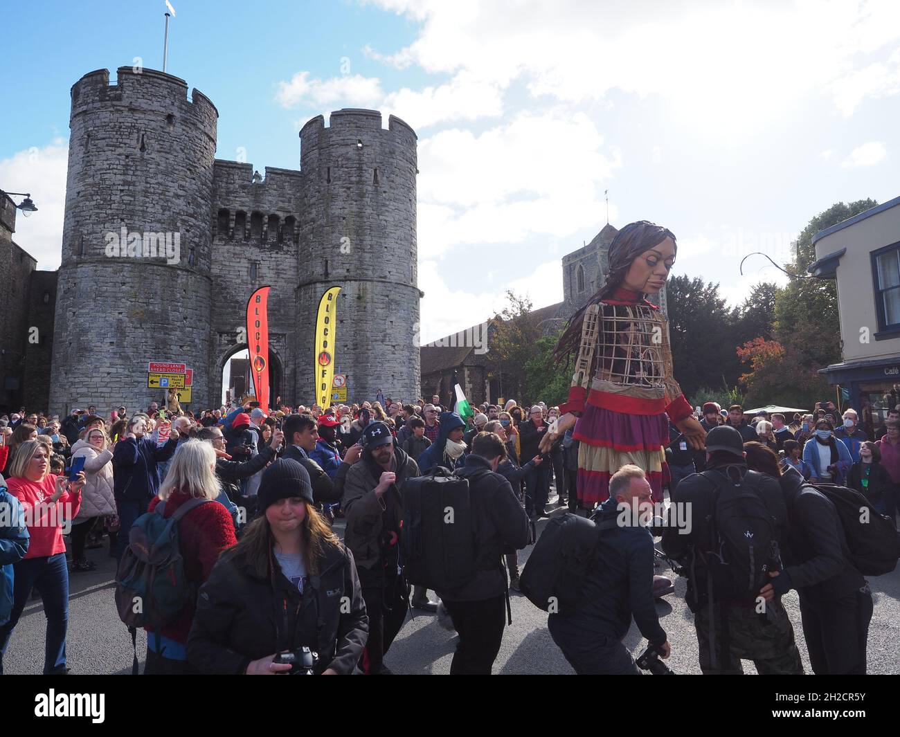 Canterbury, Kent, Regno Unito. 21 ottobre 2021. Foto del marionello dei rifugiati Little Amal che si trova a piedi dalla cattedrale di Canterbury all'Università del Kent questo pomeriggio, come parte di un progetto d'arte più grande in Europa, a piedi verso grandi folle. A Little Amal si unì un cucciolo di volpe creato dagli studenti della University of Kent delle Westgate Towers. Credit: James Bell/Alamy Live News Foto Stock