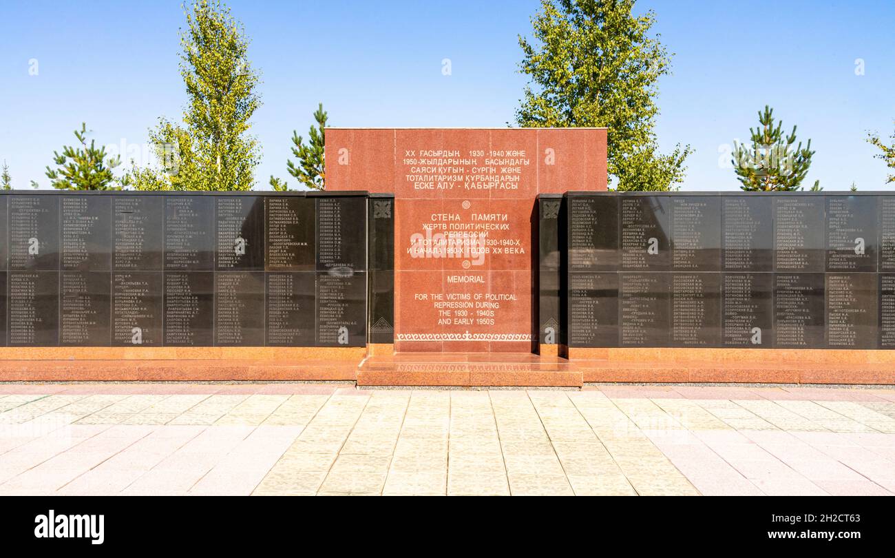 Il Muro della memoria con nomi di più di 7,000 donne - prigionieri del campo di ALZHIR. Complesso commemorativo delle vittime delle repressioni, Aqmola, Kazakshan Foto Stock