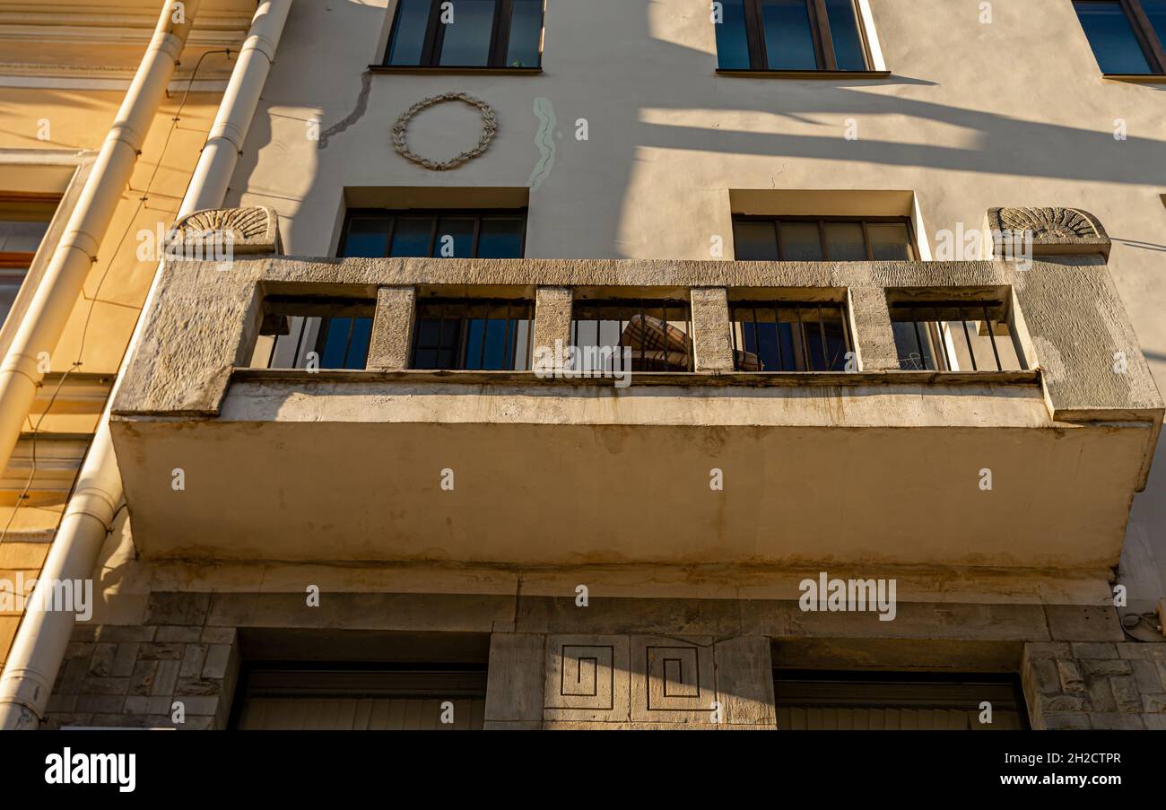 Balcone su un edificio sulla prospettiva Nevsky, 72, Dom Protasovyh. Progettato dall'architetto S. Minash nel 1909 in stile nord modernista. San Pietroburgo, Russia Foto Stock