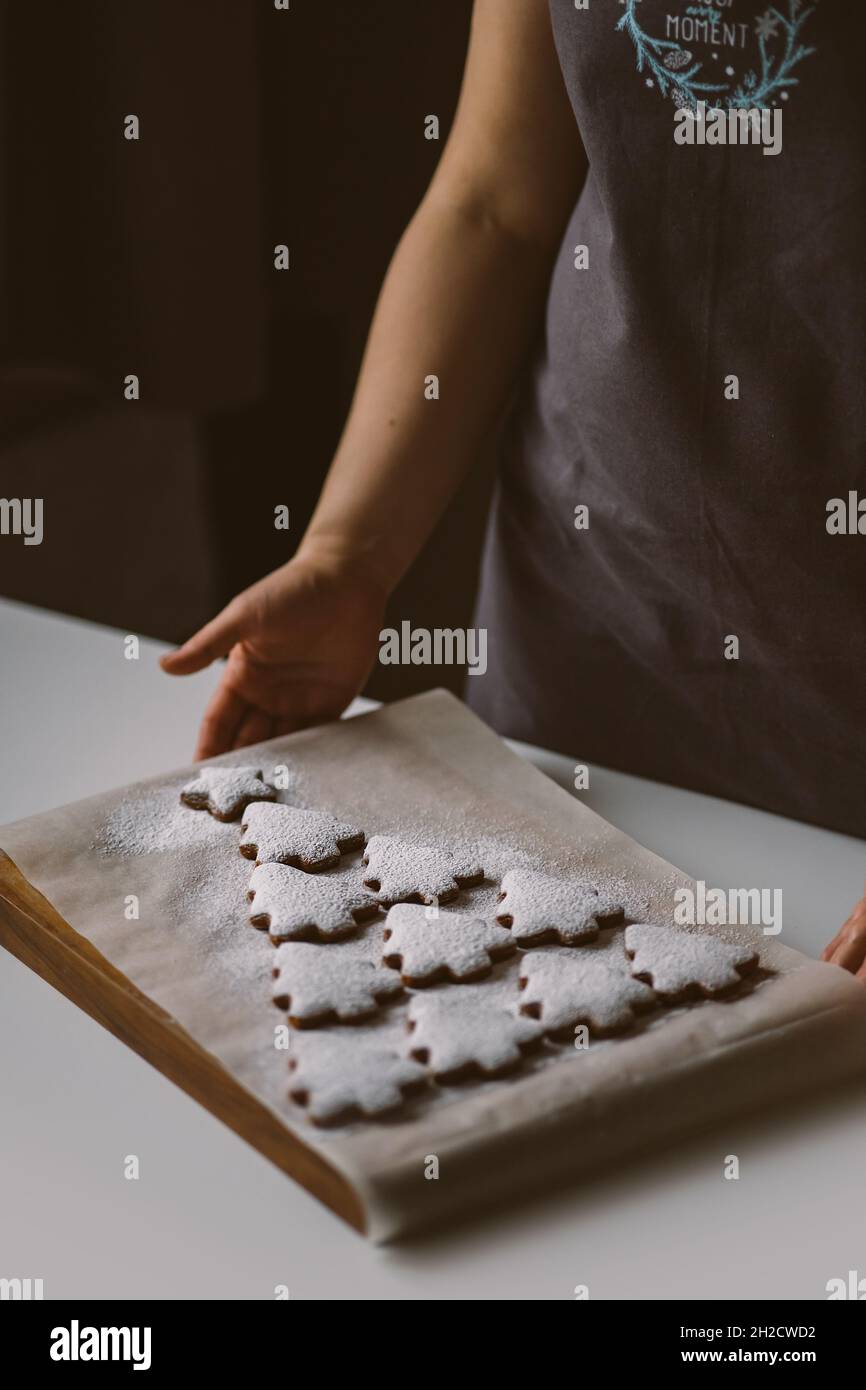 Albero di Natale fatto di biscotti di pan di zenzero cosparso di zucchero in polvere Foto Stock