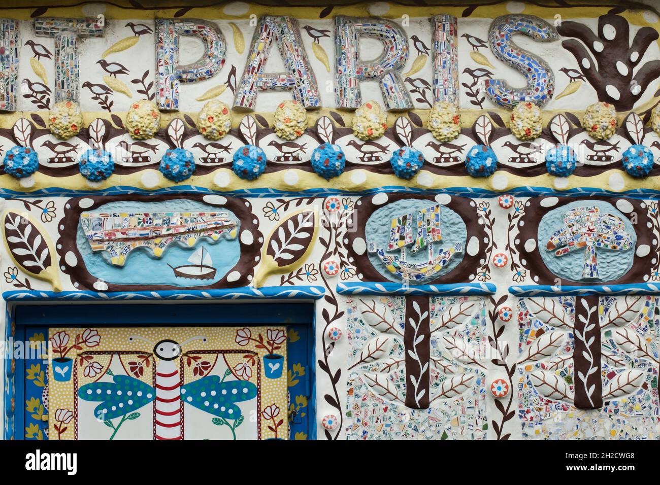 Particolare della Maison du Petit Paris ('Casa a Little Paris') a Saint-Dizier in Haute-Marne, Francia. La casa progettata e decorata dall'ingenuo artista francese Marcel Dhièvre come sua casa è ora utilizzato come il Bar 'Au Petit Paris' ('a Little Paris'). Foto Stock