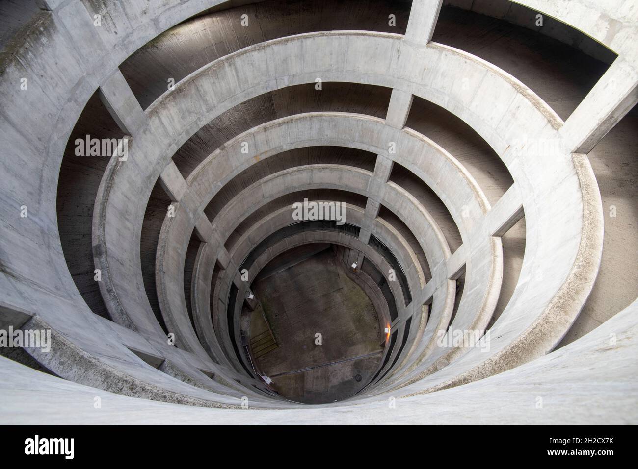 Interno del West India Quay Car Park, Londra Inghilterra Regno Unito Foto Stock