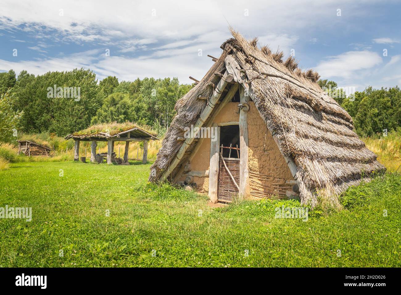 Casa con tetto di paglia in paglia in un antico villaggio, museo all'aperto celtico a Nasavrky, repubblica Ceca Foto Stock