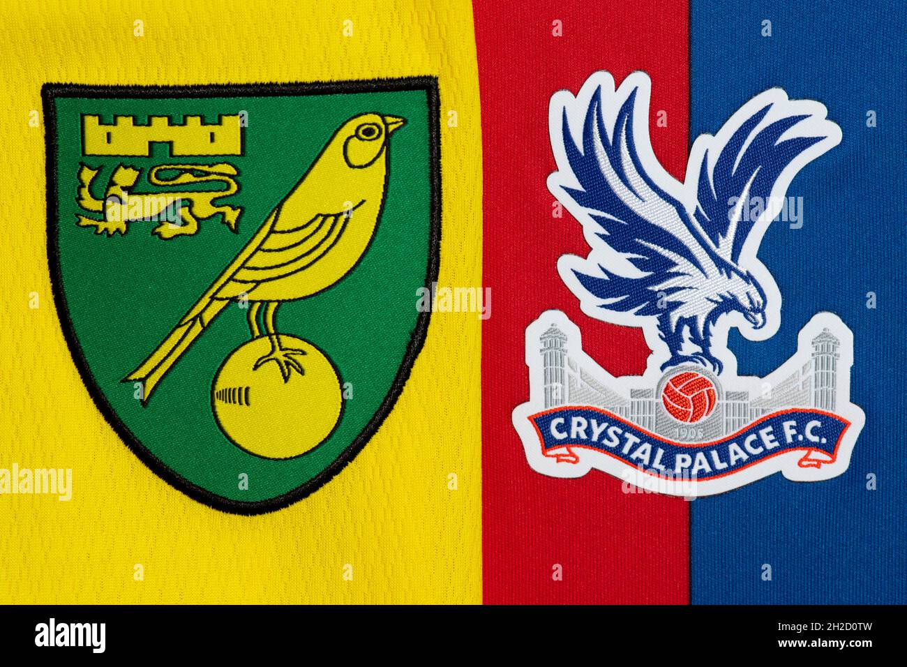 Primo piano di Norwich e Crystal Palace club crest. Foto Stock