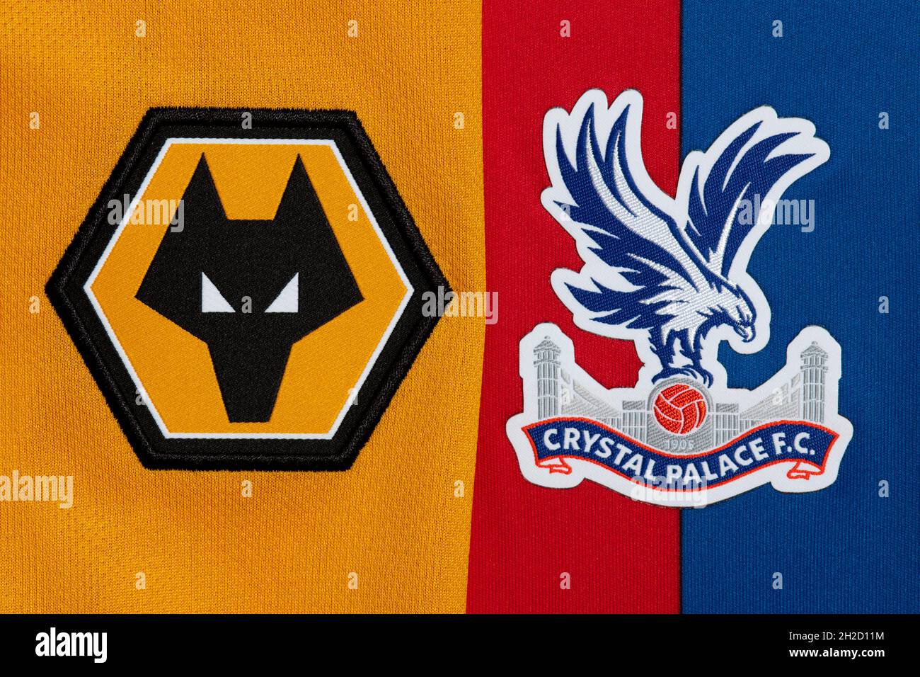 Primo piano di Wolverhampton Wanderers e Crystal Palace club crest. Foto Stock