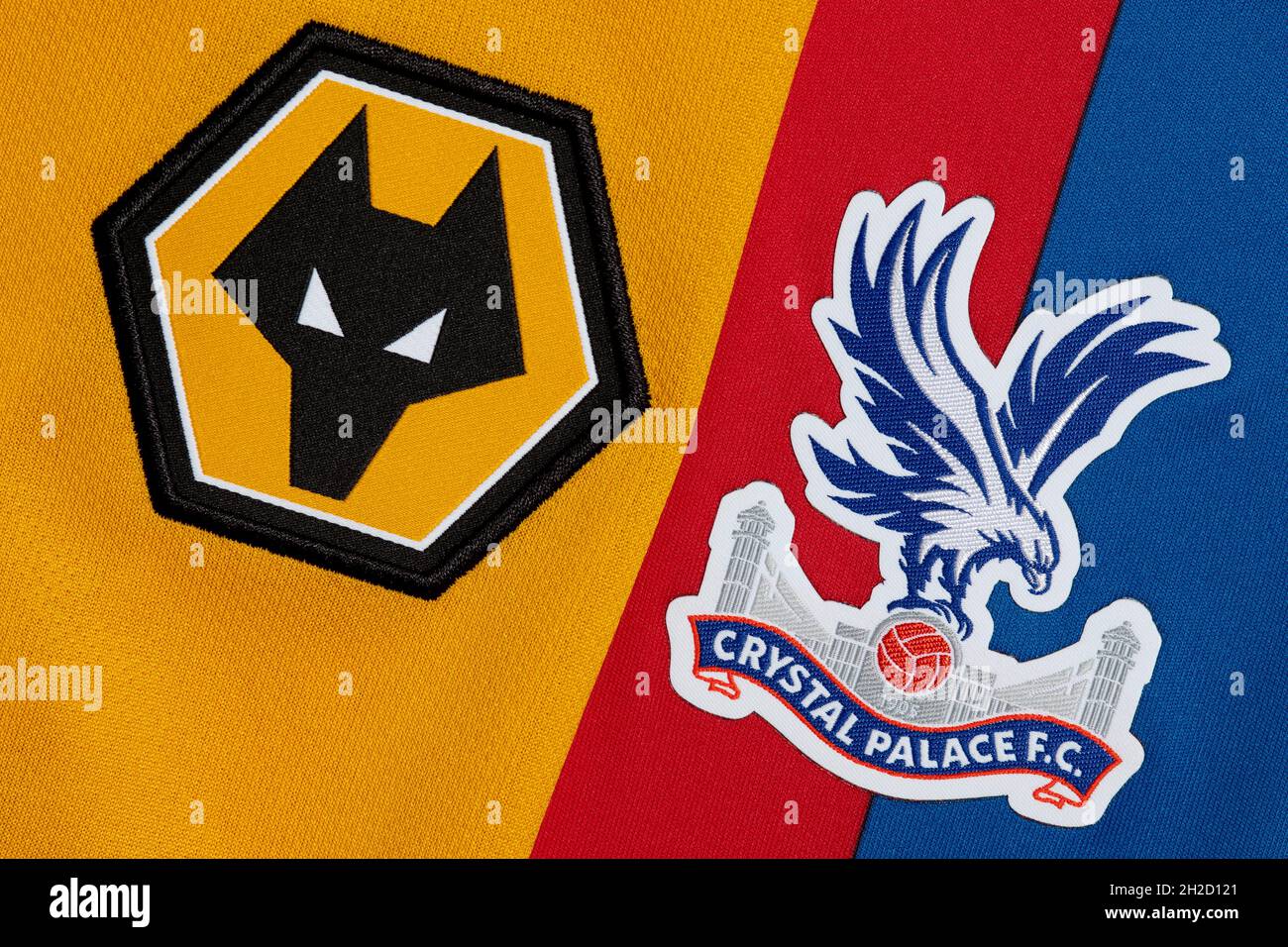 Primo piano di Wolverhampton Wanderers e Crystal Palace club crest. Foto Stock
