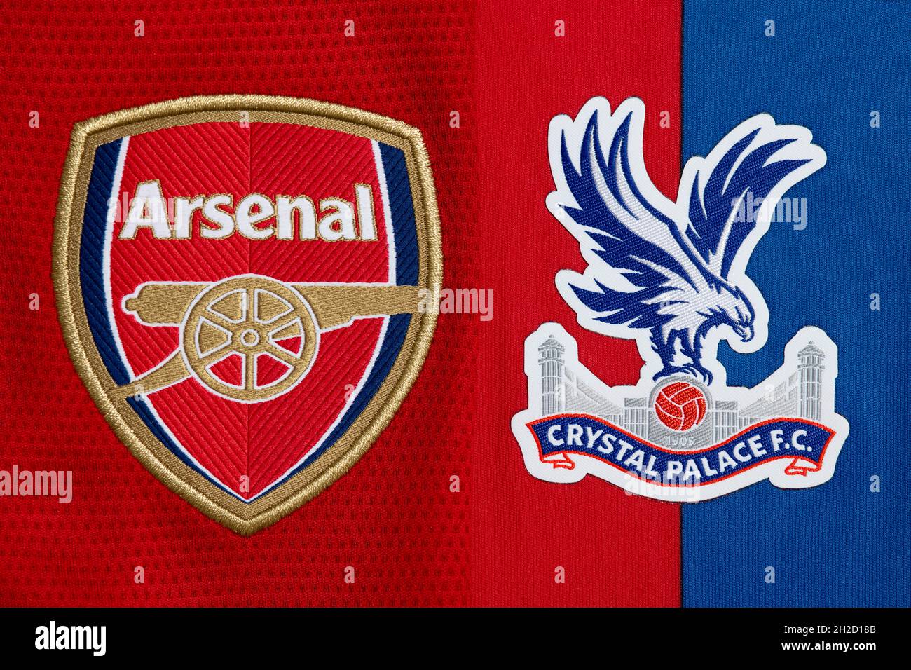 Primo piano dell'Arsenal e dello stemma del Crystal Palace. Foto Stock