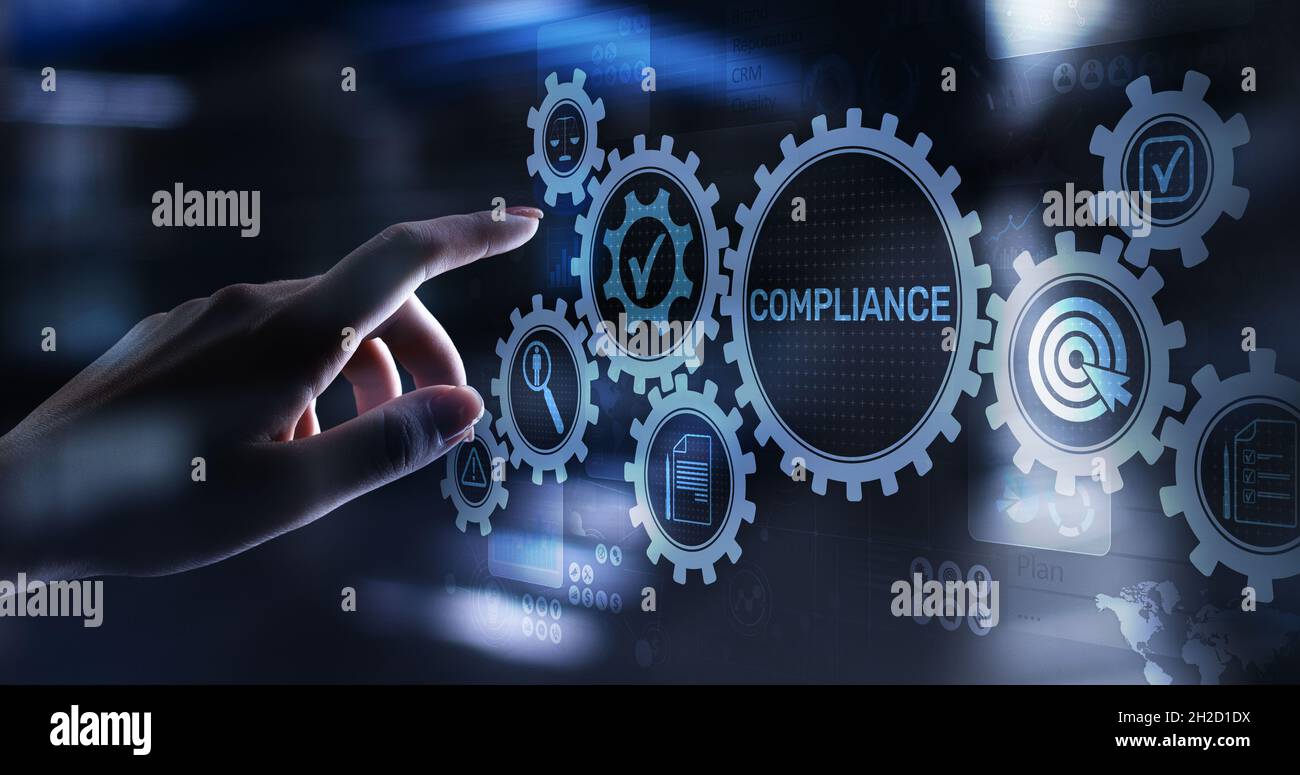 Concetto di conformità con icone e testo. Normative, leggi, standard, requisiti, diagramma di controllo su schermo virtuale. Foto Stock