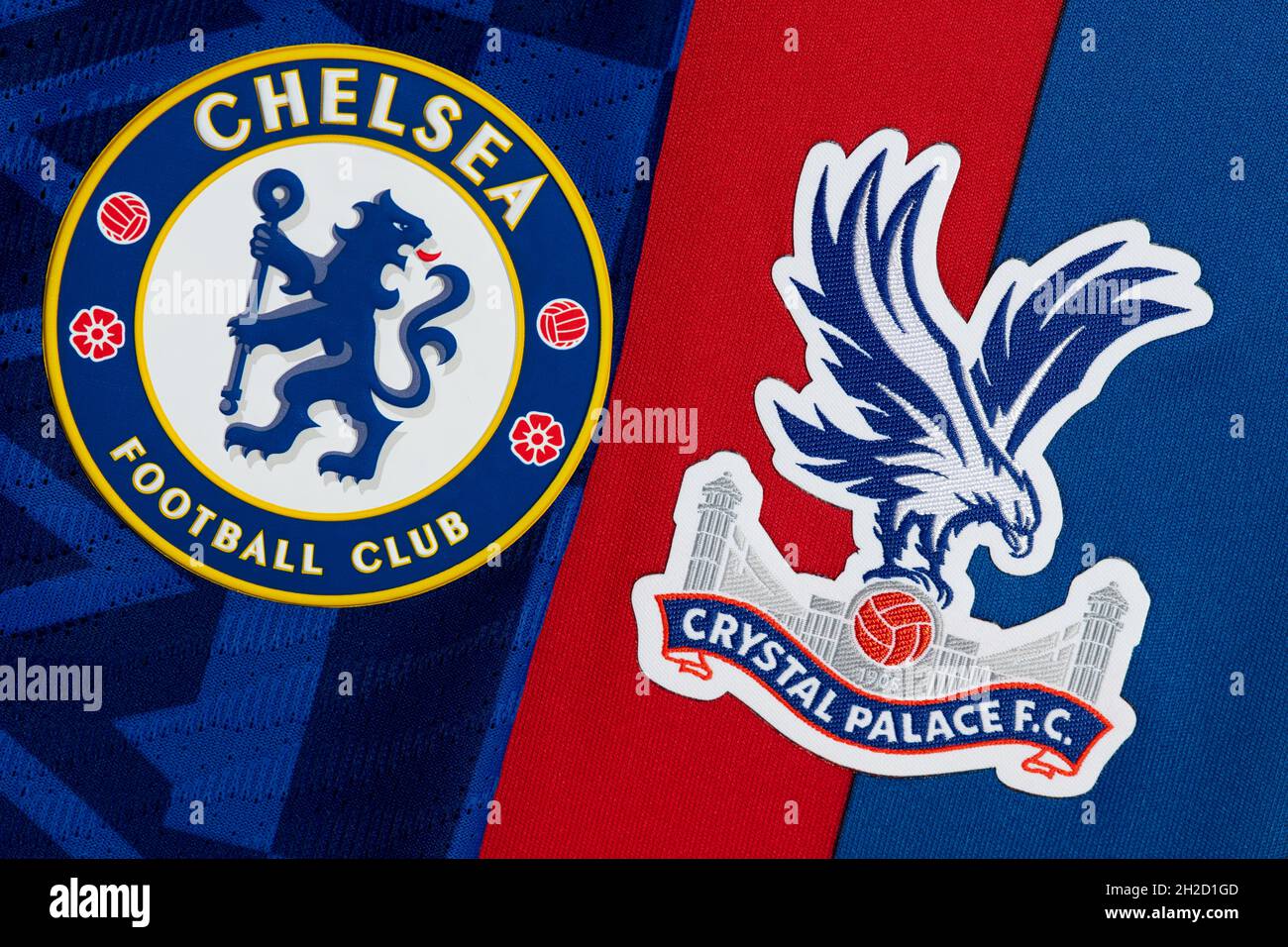 Primo piano del Chelsea e del Crystal Palace club crest. Foto Stock